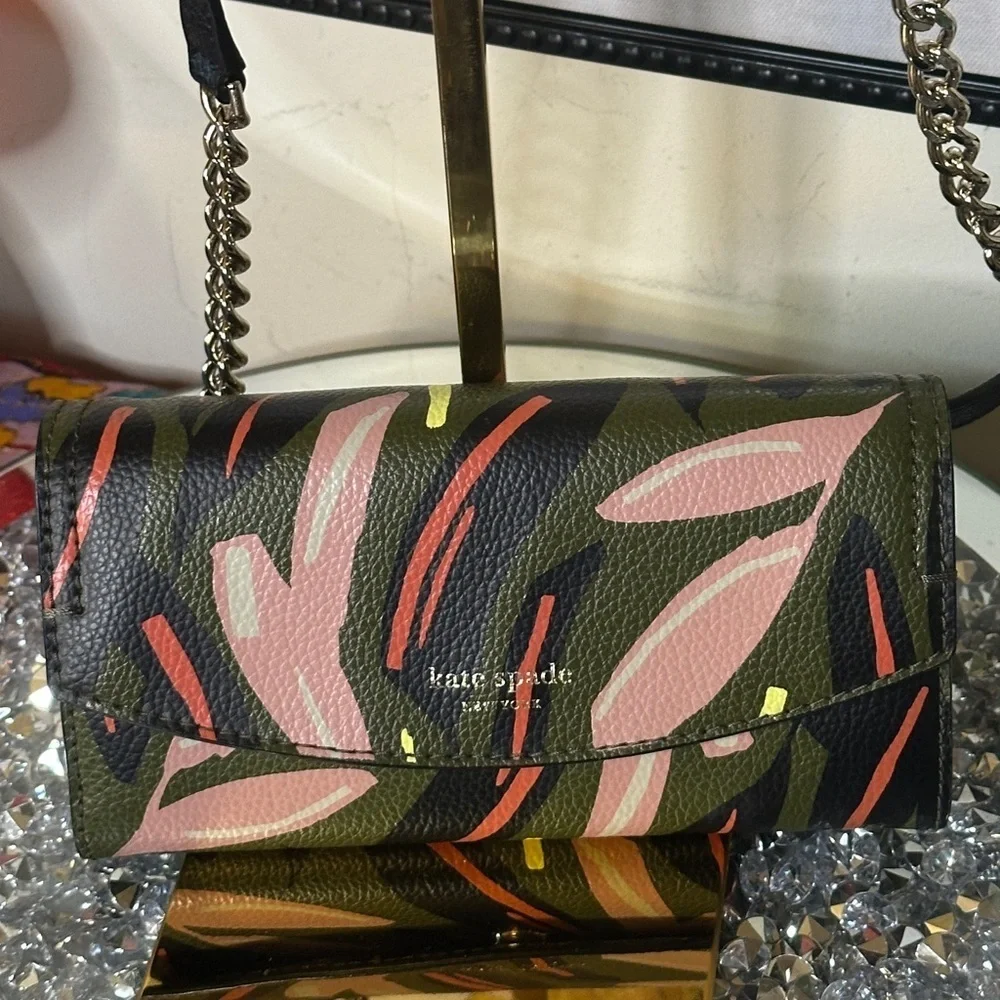 EUC Kate Spade Eva Modern Feather Wallet On a Chain. Retail $248.00